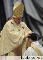 Papež Benedikt XVI. uděluje kněžské svěcení