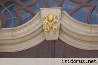 Tytuł bazyliki mniejszej nad wejściem głównym 