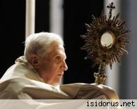 Benedykt XVI podczas procesji na Boże Ciało 
