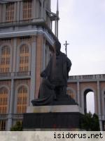 Pomnik Jana Pawła II przy bazylice w Licheniu Pomnik Jana Pawła II przy bazylice w Licheniu