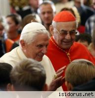 Benedykt XVI błogosławi dzieci i rodziny w kościele MB Zwycięskiej 