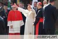 Ojciec Święty pozdrawia zebrane tłumy przed Sanktuarium Ojciec Święty pozdrawia zebrane tłumy przed Sanktuarium